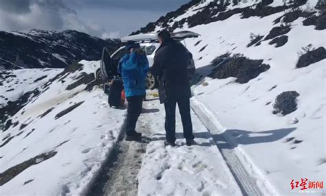 车辆陷在冰雪里，两游客被困4000米高山！民警13小时紧急救援