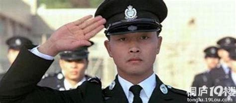 70年代加入皇家香港警察的条件：年龄18-25岁之间，小学5年级+即可|香港警察|皇家|年级_新浪新闻