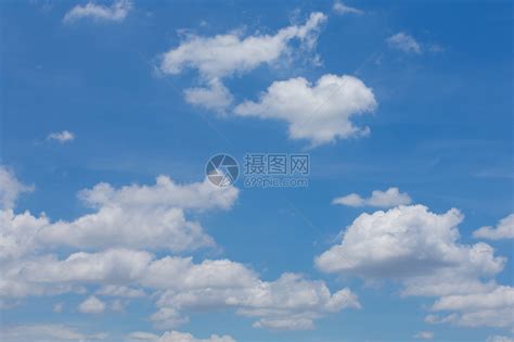 瓦蓝瓦蓝的天空中漂浮着一朵朵白云高清图片下载-正版图片303903807-摄图网
