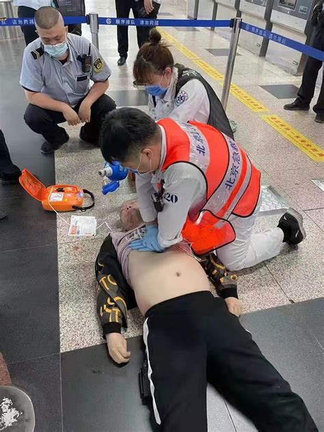 北京地铁AED首次救人成功！男子心脏骤停被成功抢救_急救