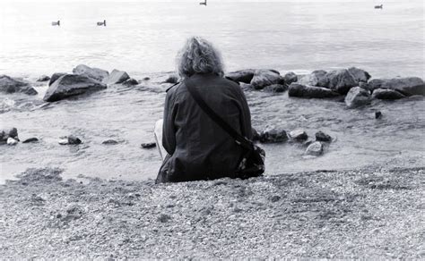 坐在海边的孤独人物背影 - 免费可商用图片 - cc0.cn