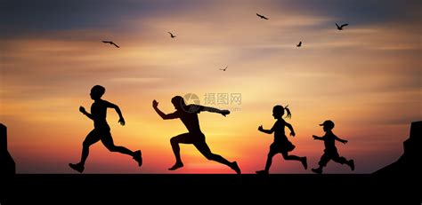 家庭奔跑图片素材-正版创意图片400121340-摄图网