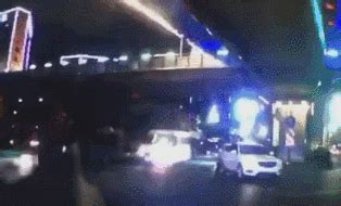 现场多图！杭州一天桥被超高货车撞塌，涉事司机已被控制_澎湃号·政务_澎湃新闻-The Paper