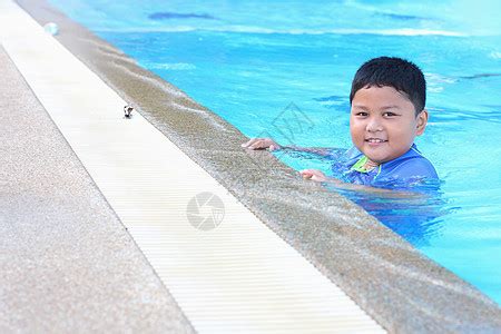 男孩在游泳池游泳幸福男人海浪旅行喜悦戒指海滩水池家庭婴儿高清图片下载-正版图片321793215-摄图网