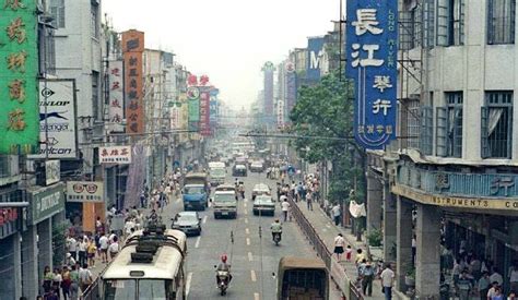 90年代江苏南京老照片，街道上人来人往，热闹繁华，你怀念吗？__财经头条
