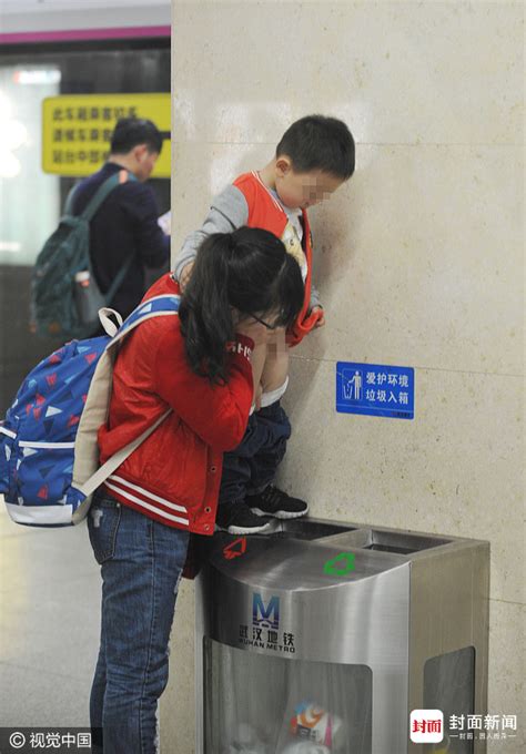 武汉地铁站假期太挤行动不便 孩子在垃圾桶上“嘘嘘” - 封面新闻