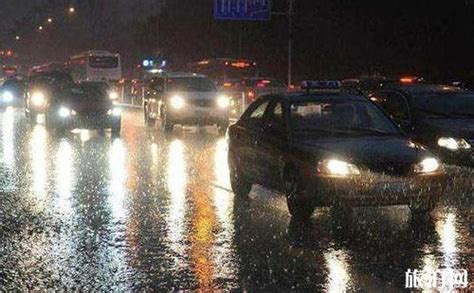 北京门头沟暴雨引发山洪：大量汽车被冲走，路面积水成河_腾讯视频