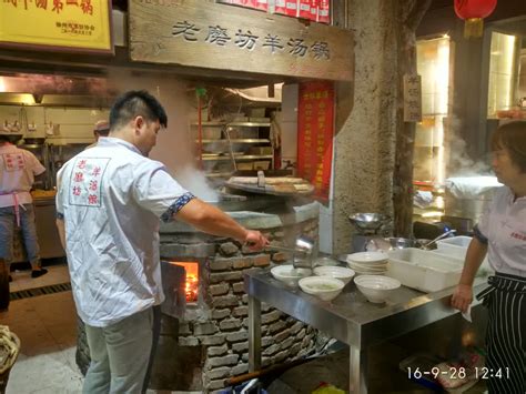 临沂最有名的羊汤馆，一口大锅煮百斤羊肉，汤浓肉鲜配上烤牌，香__财经头条