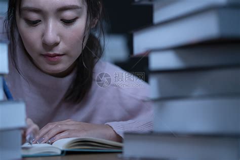 夜晚读书的女孩元素素材下载-正版素材402460827-摄图网