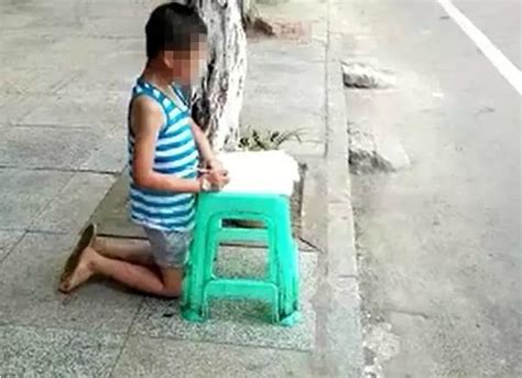 小孩被母当街打骂 伤痕累累被罚跪在路边写作业_青新闻__中国青年网