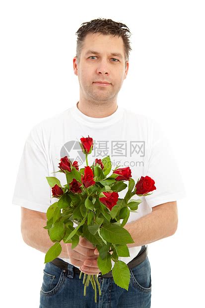 英俊的男人送花束花成人叶子红色树叶玫瑰高清图片下载-正版图片320813002-摄图网