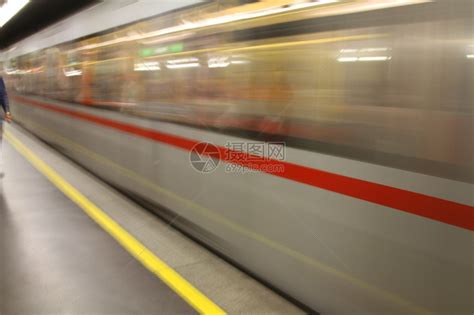 地下铁列车同时快速与上高清图片下载-正版图片502760081-摄图网
