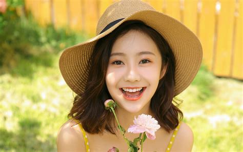 摆拍姿势甜美女生头像
