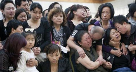 “深圳玫瑰”邢丹葬礼：与老公丛飞合葬，五岁女儿痛哭，千人送别 - 知乎