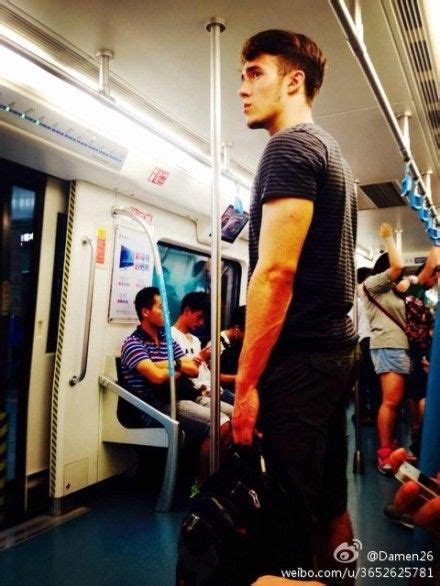 地铁上的帅气小哥，竟然是个道士？_凤凰网