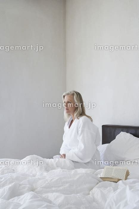 家 本 女性の写真素材 [2160139] - イメージマート