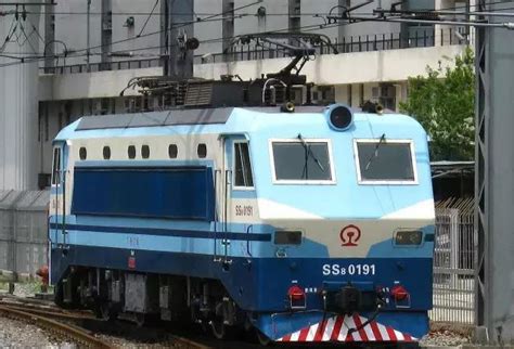 时隔10年，韩国火车再度开上朝鲜境内的轨道