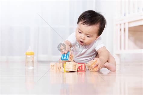 关紧婴儿坐在高椅上拿着勺子高清图片下载-正版图片304281050-摄图网