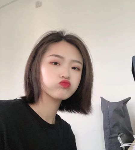 非主流短发女学生头像