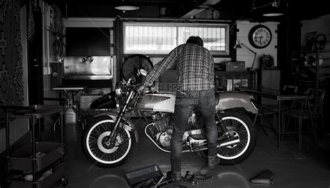 在车库修理摩托车的男性高清图片下载-正版图片502114112-摄图网