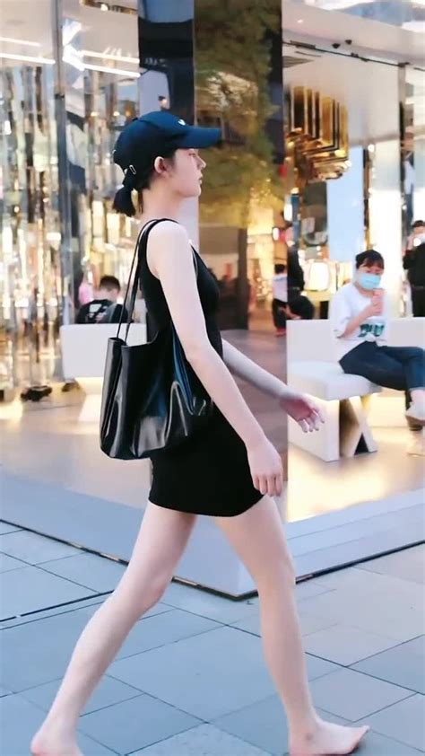 熊黛林赤脚逛街图片
