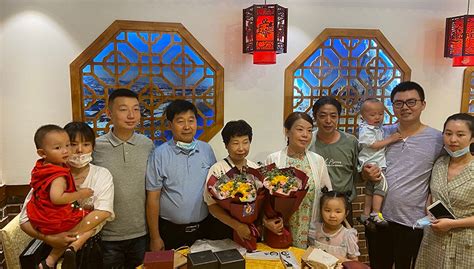 “错抱孩子28年”两家人在沪共度生日：至亲不分彼此|界面新闻 · 中国