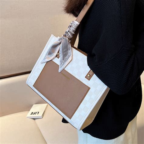 高级感绣线小包包2023新款小众设计轻奢女包单肩手提斜挎包结婚包-阿里巴巴