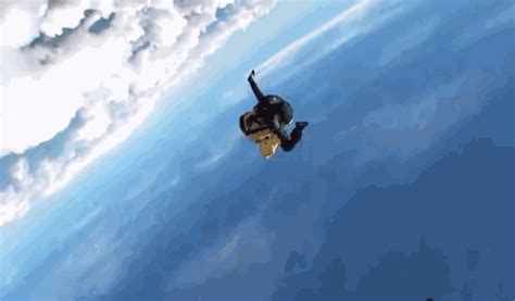 法国女子玩滑翔伞时降落伞被绳子缠住 连人带伞在高空翻转画面惊险