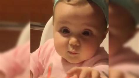 小宝宝肚子饿拉着妈妈的手就啃，被萌翻了！_腾讯视频