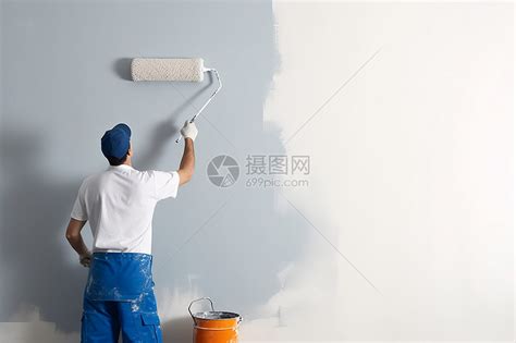 给墙壁刷漆的工人高清图片下载-正版图片600483878-摄图网