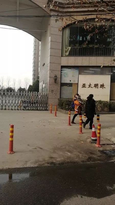 郑州一小区开发商私换门锁，住户有家不能回，到底因为啥？-大河新闻