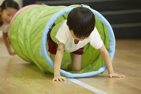 幼儿爬行游戏体操课堂练习通过培训高清图片下载-正版图片502127984-摄图网