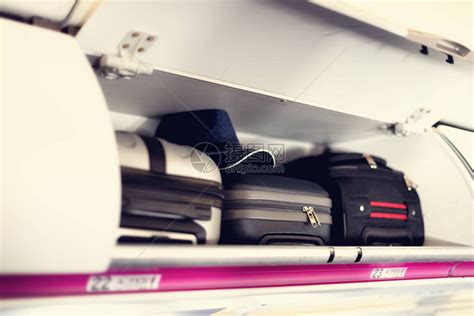 带手提箱的手提行李隔间在飞机上飞机顶架上的随身行李带有复制空高清图片下载-正版图片502946805-摄图网