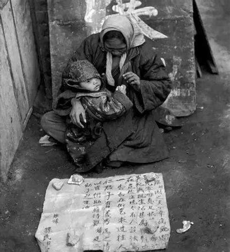 1948年上海物价飞涨一亿倍，大家以物换物，钞票当贴墙纸