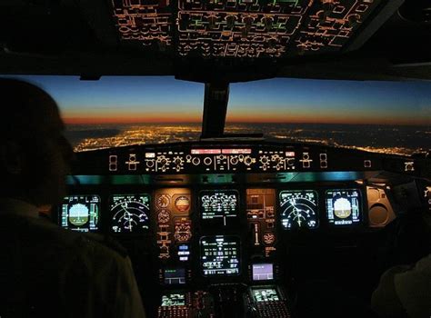 民航飞机上的仪表是如何照明的，为什么指示灯几乎都是红橙色 ...