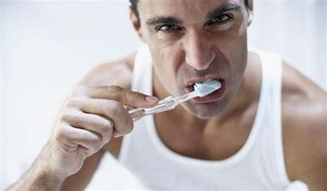 早晨刷牙总是干呕出血?你身边的男士也这样吗?原因可能出在这里|刷牙|牙刷|男士_新浪新闻
