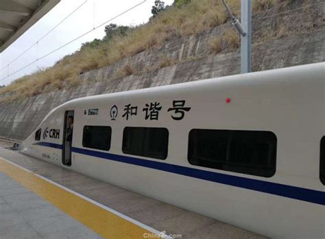 吴京自备小板凳坐火车回家 12306回应：可以坐-站长之家