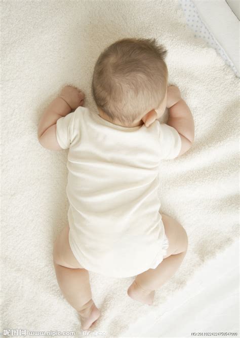 趴着的可爱婴儿宝宝摄影图__儿童幼儿_人物图库_摄影图库_昵图网nipic.com