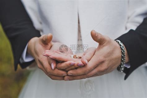 新婚夫妇的手和戒在新夫妇的手中高清图片下载-正版图片307149510-摄图网