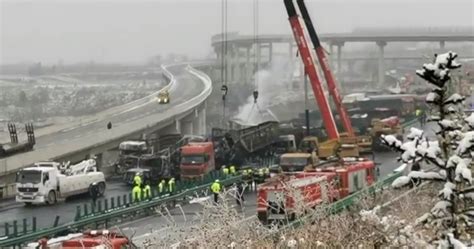 京昆高速客车撞向隧道口 致36死13伤 事故现场曝光 _图片_中国小康网