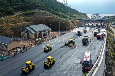浙江舟山：舟岱大桥沥青路面铺设施工全部完成-人民图片网