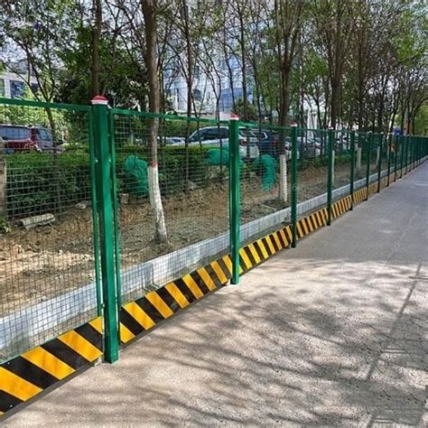 市政施工围栏采用通透式深绿色焊接网格-环保在线