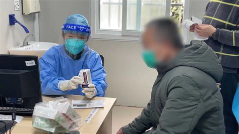 国产新冠口服药“民得维”在上海浦东医院开出首张处方，开启全国供药
