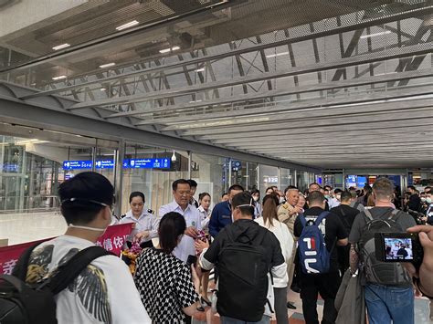 泰国副总理接机 给予首批中国游客“英雄般的欢迎”_凤凰网