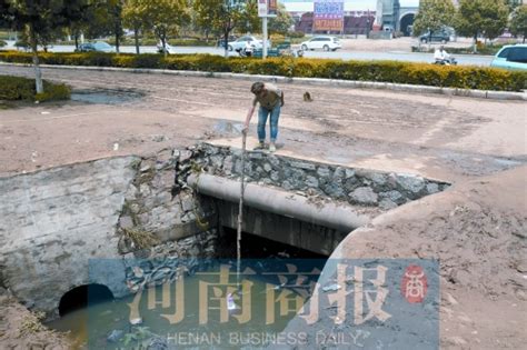 小伙雨后捡车牌 不幸掉入排水沟溺亡(图)-搜狐新闻