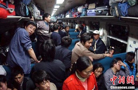 春运列车车厢挤爆了，过一节车厢花10分钟，列车长都称吃不消|车厢|列车|列车长_新浪新闻