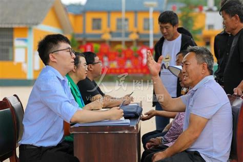 云南陆良：村口接访听民声-人民图片网