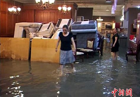 南京暴雨致价值百万展示家具被淹_新浪家居
