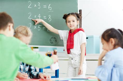 聪明的女孩站在黑板上指着数学课高清图片下载-正版图片502670396-摄图网