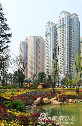 贵阳花果园小区，据说是亚洲最大，占地6000亩，容纳50万人居住.